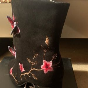 Size 9 shoes, embroidered flowers and butterflies. Never worn.